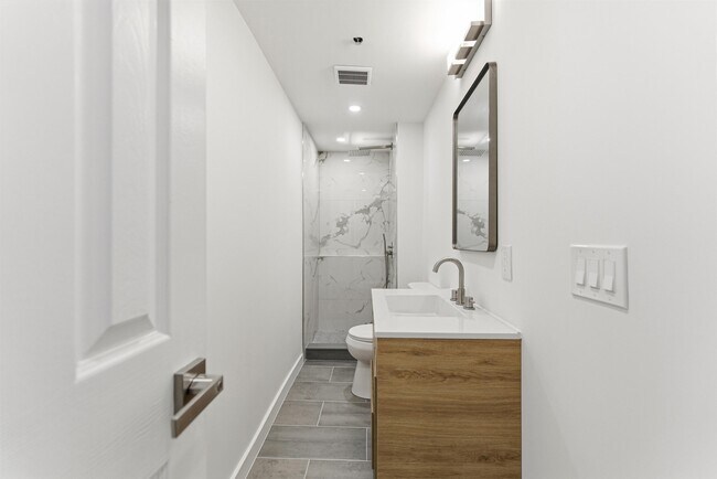 Building Photo - 419 5th St