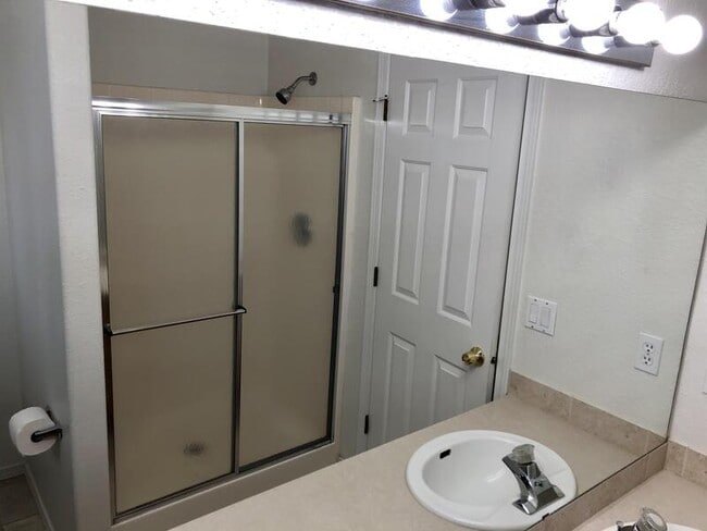 Building Photo - 735 NE Negus Pl