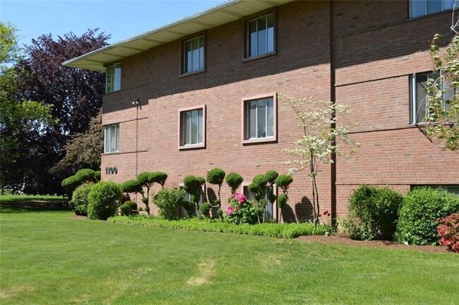 Building Photo - 1100 East Ave