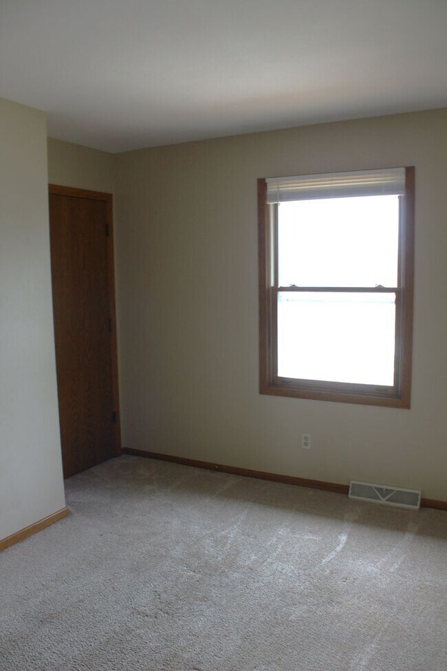 Building Photo - 376-376 Thomas Dr