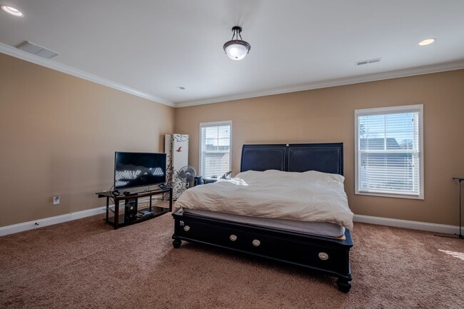 Building Photo - 5773 Highland Grove Dr