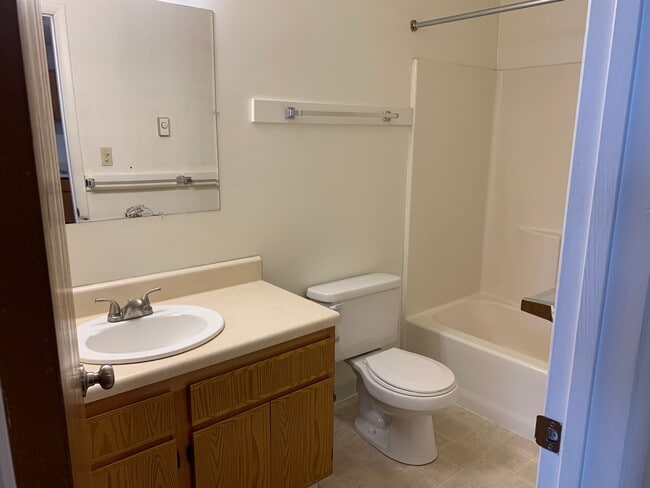 Building Photo - Spacious 2 bedroom 1 bath