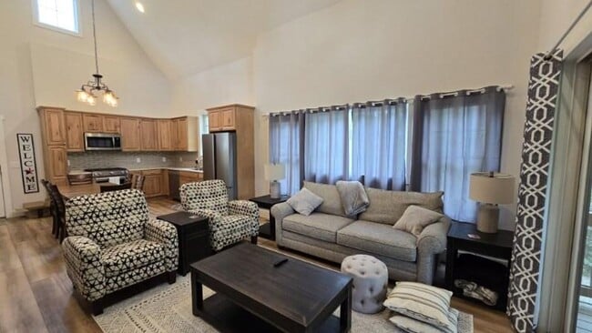 Building Photo - Modern 3BR/2BA Home in Prestigious Neighbo...