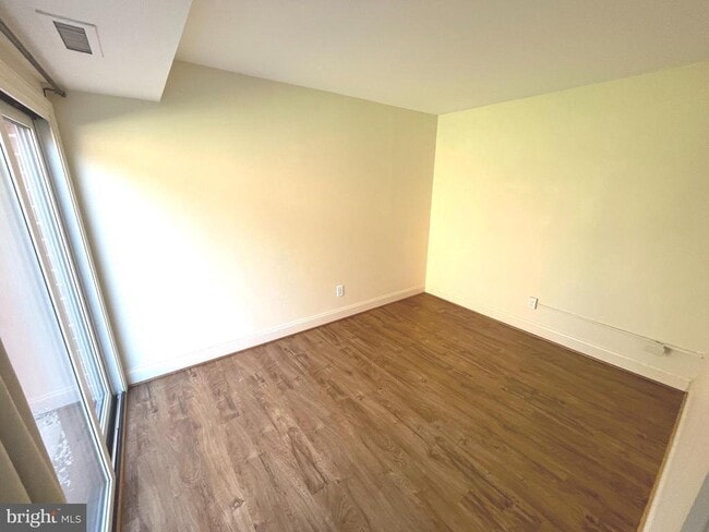 Building Photo - 301 Worthington Dr