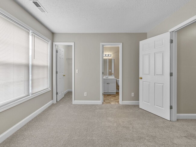 Building Photo - Freshly Renovated 2 BR, 2.5 BA Townhome Ce...