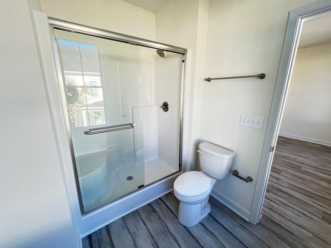 Building Photo - Luxury 2BR Townhome in Market Common | Walkable + Pool | Available Now