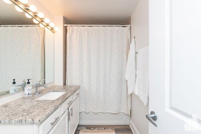 Building Photo - 1 bedroom in Chicago IL 60641