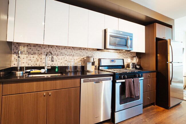 Building Photo - 525 W 28th St