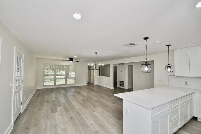 Building Photo - 7634 Wynlea St