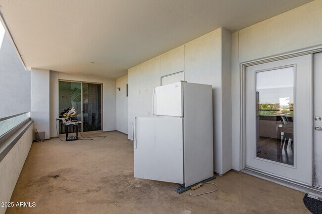 Building Photo - 945 E Playa Del Norte Dr