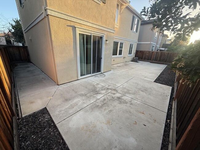 Building Photo - 305 MacArthur Way