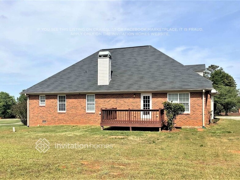 Building Photo - 1121 Sutton Dr
