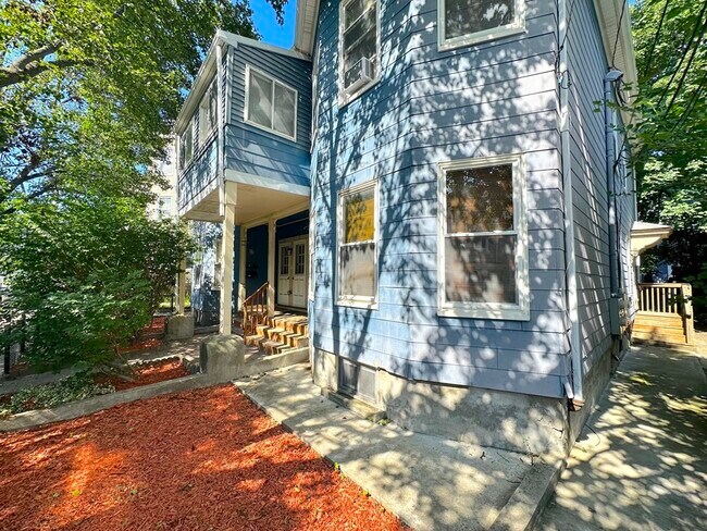 Building Photo - 25 Rossmore St