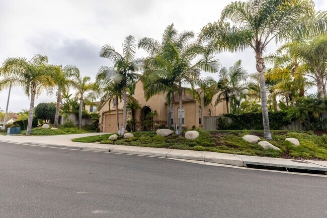 Building Photo - Beautiful 4 Bedroom 4 Bath House with Pool & Spa in Arroyo Vista