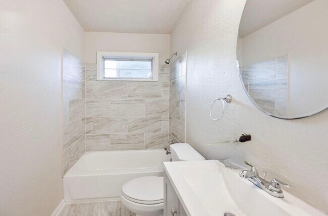 Building Photo - 9306 Chesterfield Dr