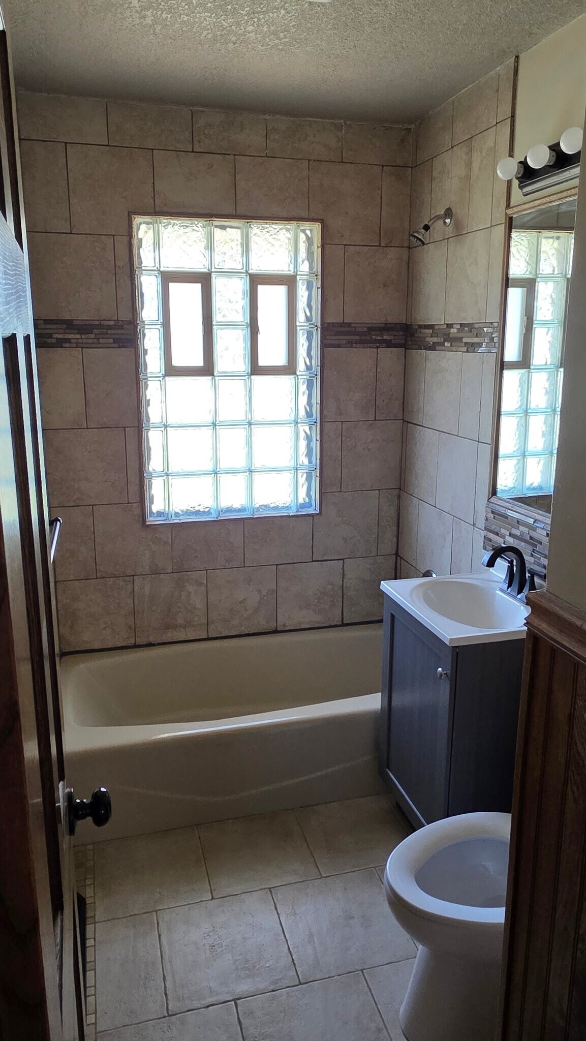 Building Photo - 2564 E Tiffin Ave