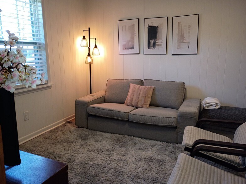 Building Photo - 906 E Magnolia Ave