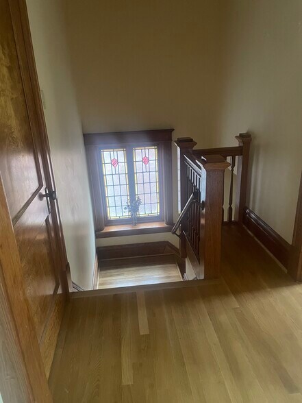 Entrance Landing - 6042 Pershing Ave