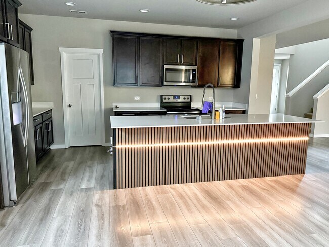 Building Photo - Seven Seven Oaks St SE