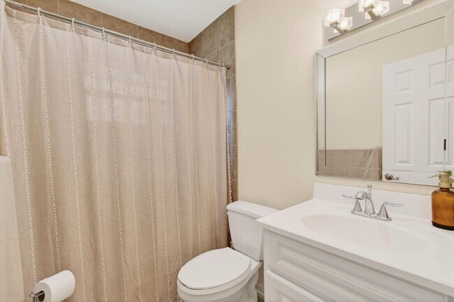 Building Photo - 301 SE 8th Ave