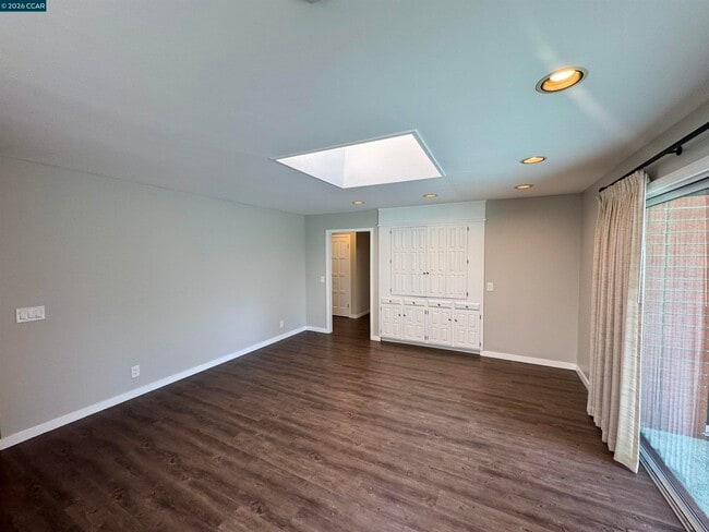 Building Photo - 62 Winding Glen