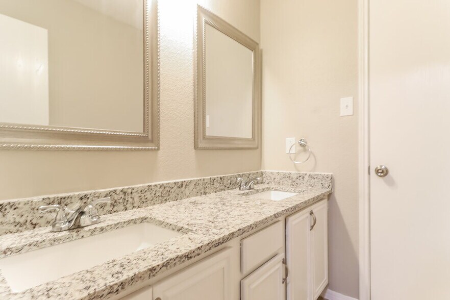 Building Photo - 704 Mimosa Trail