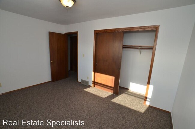 Building Photo - 609-667 Ridgeway Dr