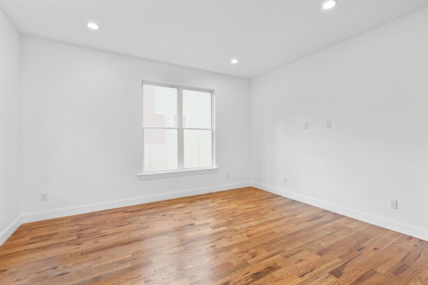 Building Photo - 2006 E 14th St