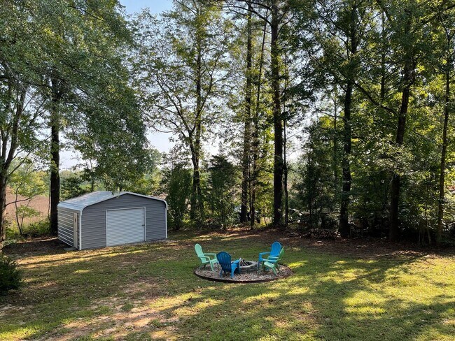 Building Photo - Recently renovated-3 bedroom/2 bathroom home-fully furnished-located in Tanglewood Subdivision