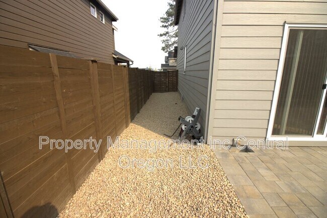 Building Photo - 61581 SE Lorenzo Dr