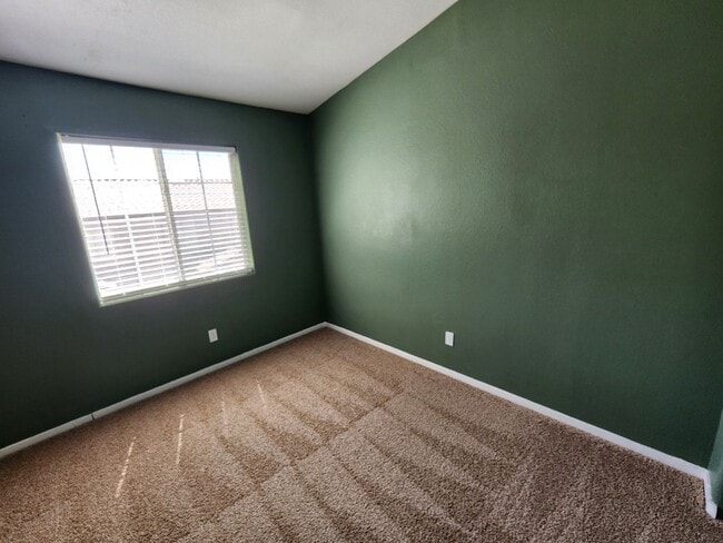 Building Photo - Beautiful 3 Bedroom & 2 1/2 Bath Condo.