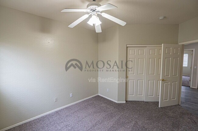 Building Photo - 883 E Powell Way