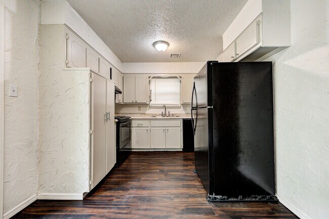 Building Photo - 1627 Surrey Dr