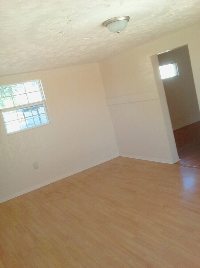 Building Photo - 3BR/1BA with HUGE Backyard, Laminate Wood ...