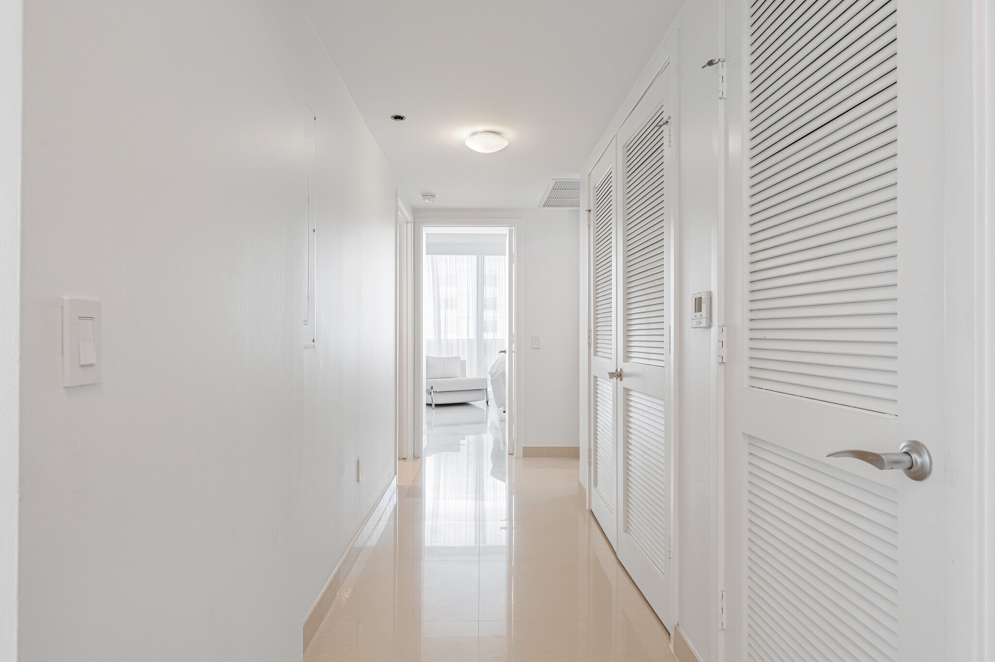 Building Photo - 5875 Collins Ave
