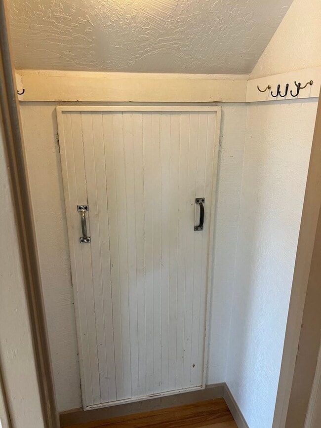 Building Photo - 3 Bed, 1.5 Bath near Rose Garden and Willamette River bike path in Whiteaker