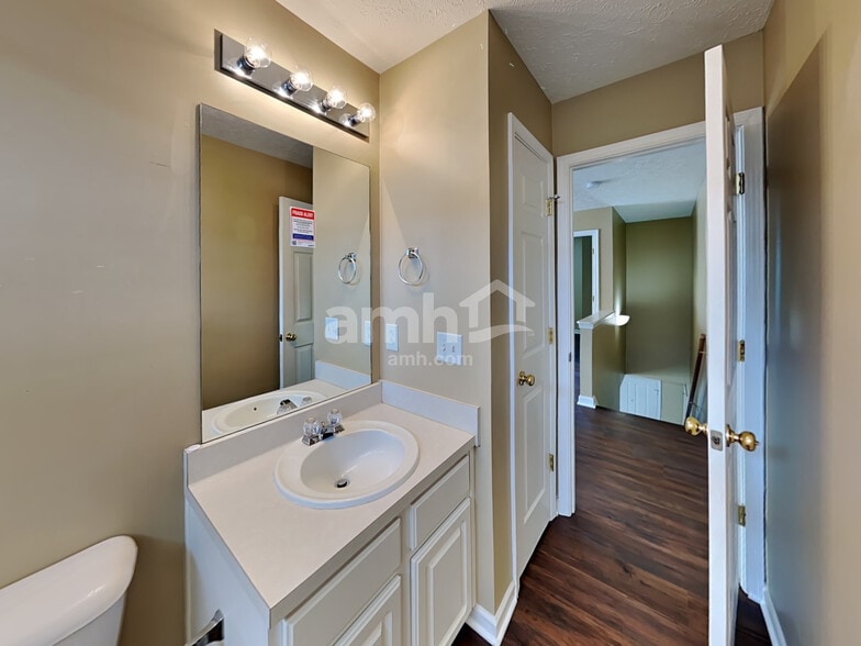 Building Photo - 1700 Stone Hollow Ct