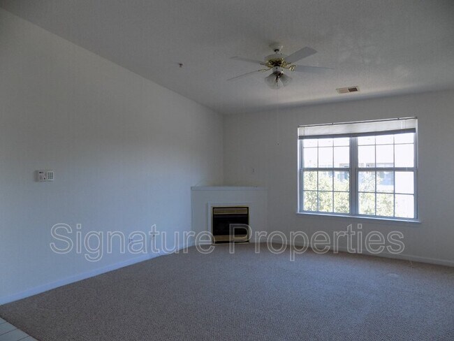 Building Photo - 801 Brassie Ln