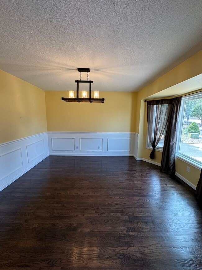 Building Photo - 5 Bedroom Home in Broadmoor Bluffs