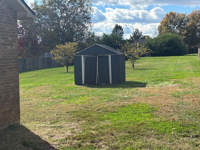 Building Photo - 102 Rainbow Ct