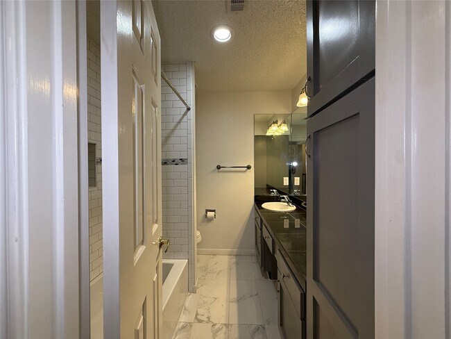 Building Photo - 3636 Lake St