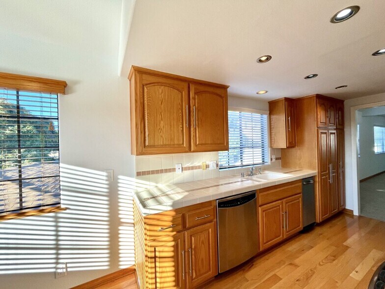 Building Photo - 107 S Lucia Ave