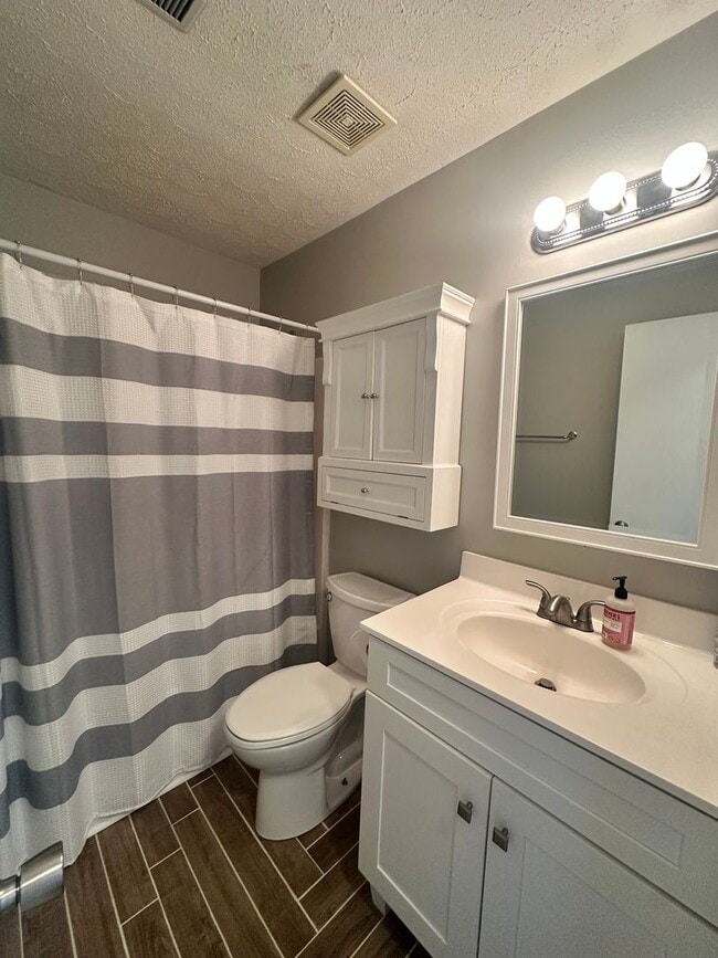 Building Photo - Charming 3-Bed Home with Fenced Yard!