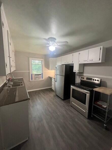 Primary Photo - 1550 W 45th St
