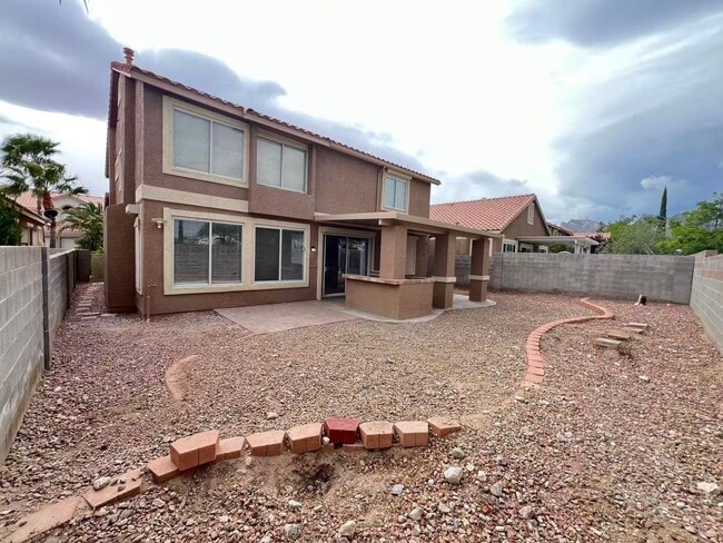 Building Photo - Beautiful two-story home with 5 bedrooms