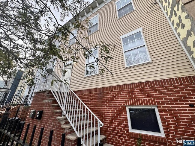 Building Photo - 225 Halladay St