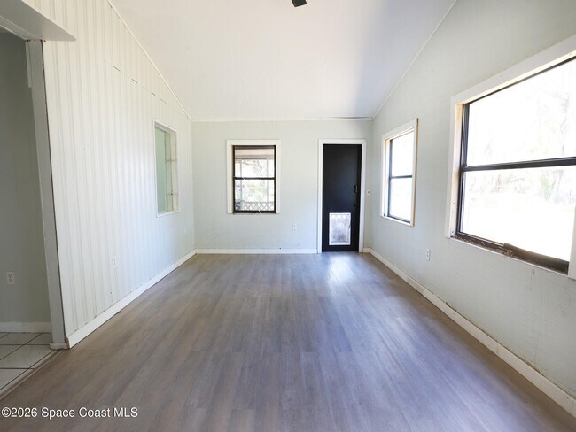 Building Photo - 317 Pineda St