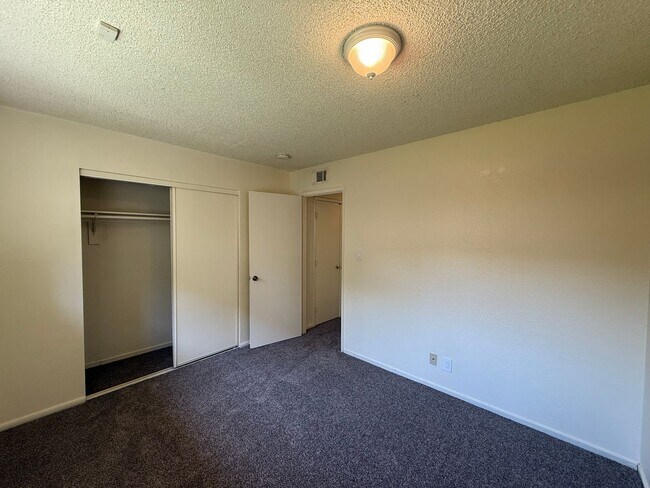 Building Photo - 2112 Chrysler Dr