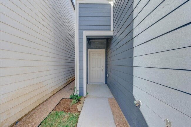 Building Photo - 1709 Summerlyn Ter Dr