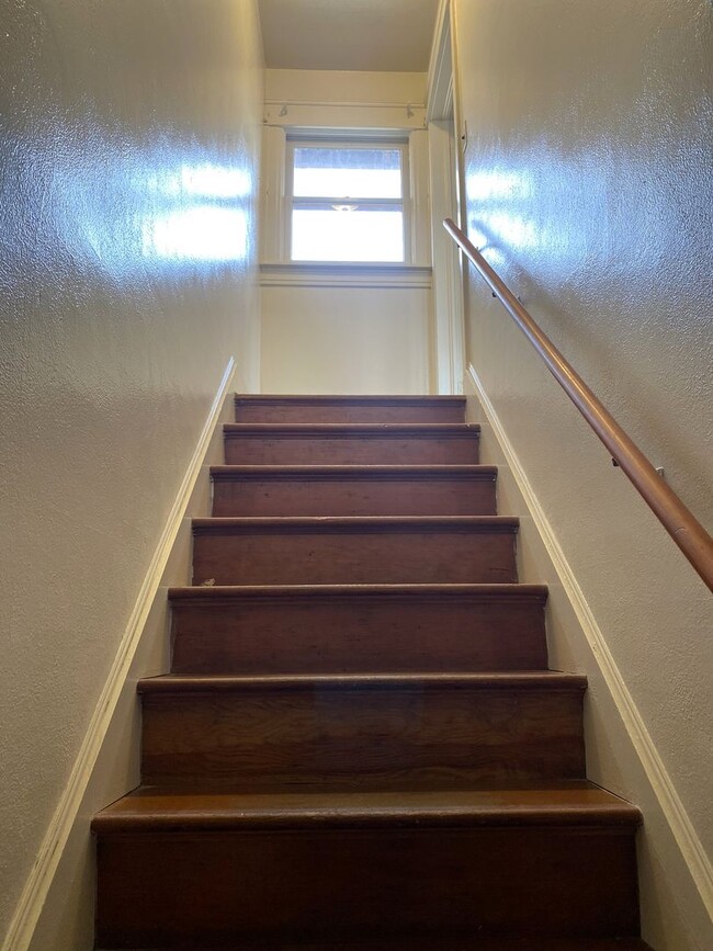 Building Photo - Available Now! Charming 3-bdrm./1.5-bath, ...